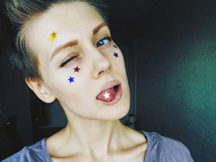 Карина в Новий рік впала зі стільця, а Настя «викрила» Діда Мороза